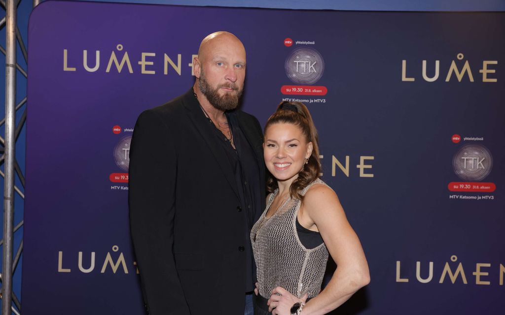 Rakastuneet Viivi Pumpanen ja Robert Helenius poseeraavat yhdessä - Nyrkkeilijältä mystinen vihjaus