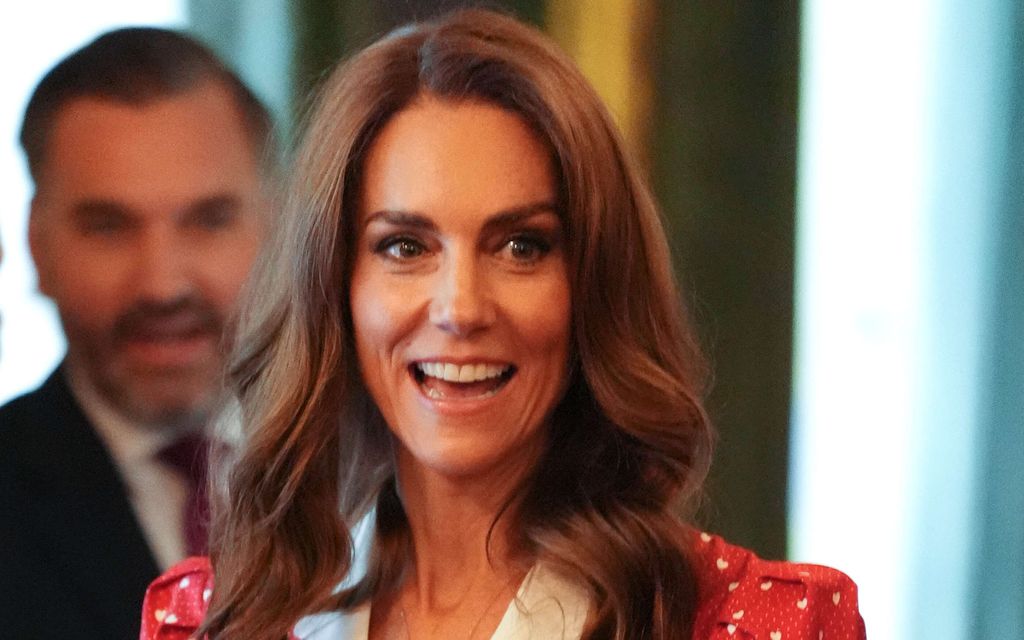 Prinsessa Catherine edusti upeana punaisissa – Tuoreet kuvat