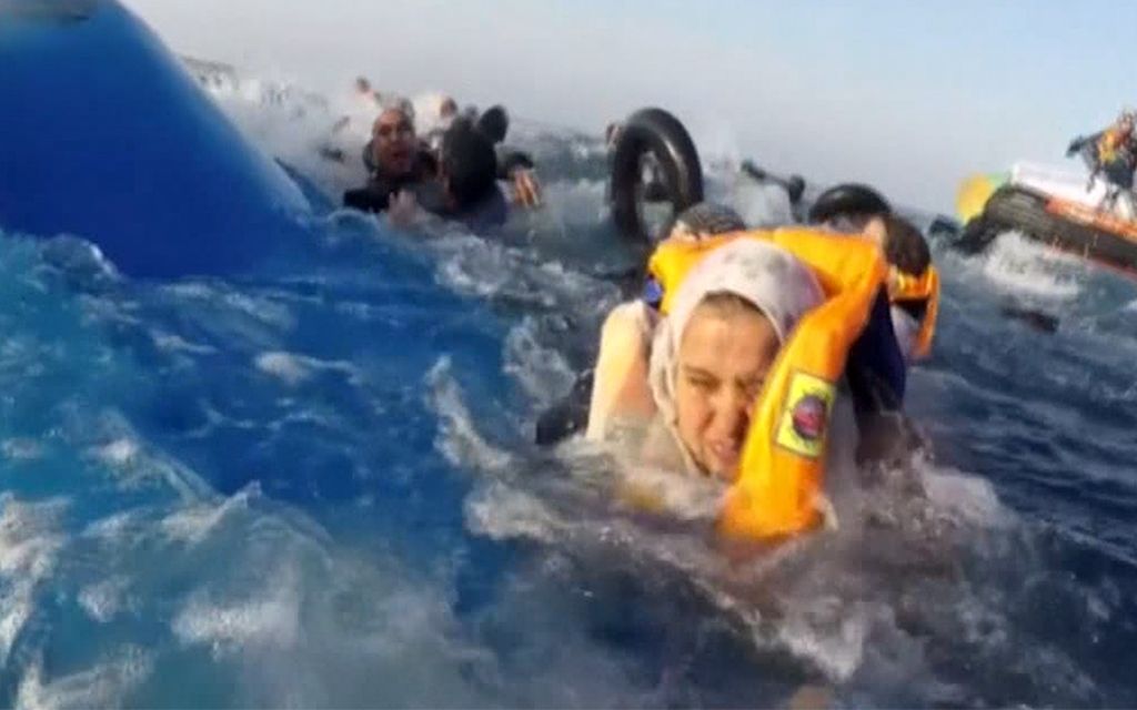 Siirtolaisten täpötäysi vene kaatui Välimerellä - Italian rannikkovartiosto  riensi hätiin