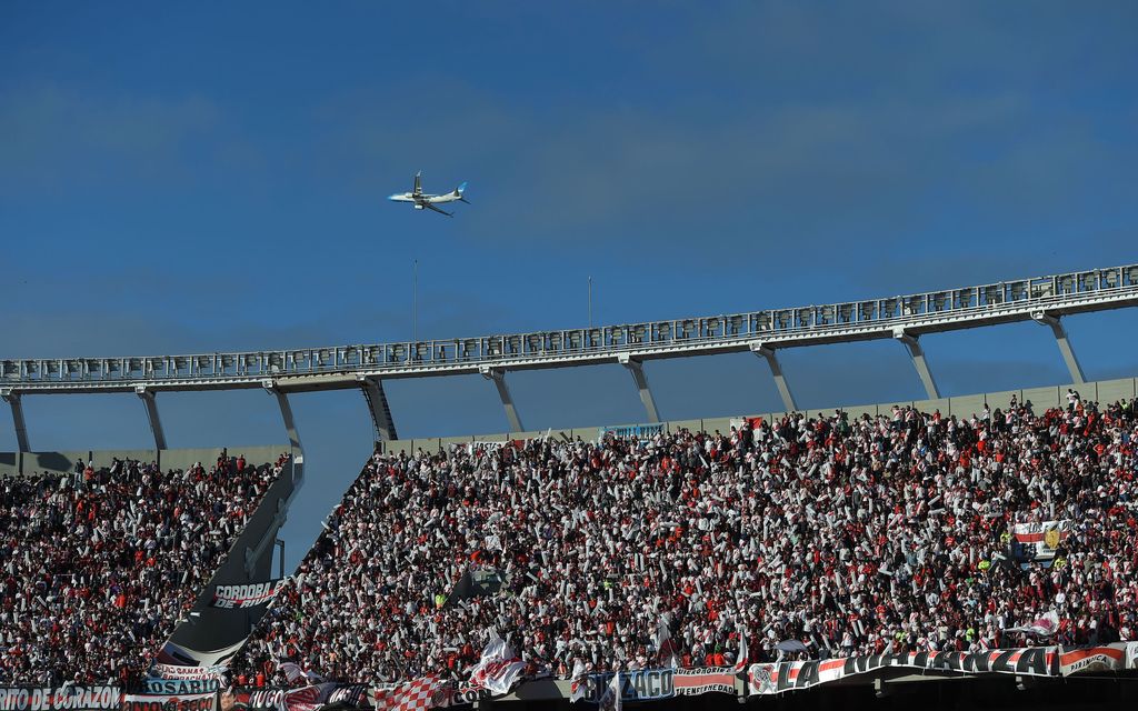 Fani putosi stadionin yläkatsomosta ja kuoli Argentiinassa