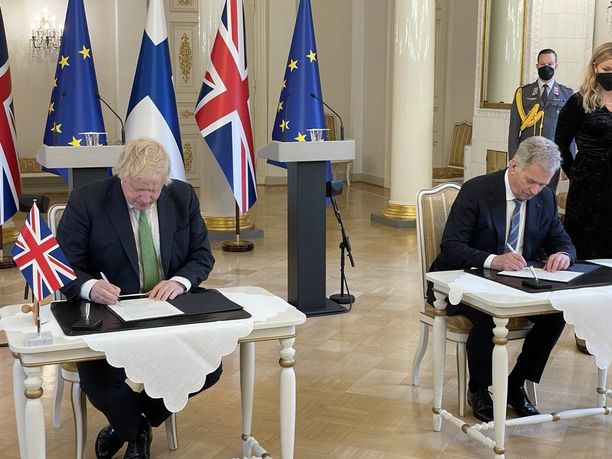 Britannian pääministeri Boris Johnson ja tasavallan presidentti Sauli Niinistö allekirjoittivat Presidentinlinnan peilisalissa historiallisen julistuksen maiden yhteisestä puolustuksesta, jos jommankumman kimppuun hyökätään.