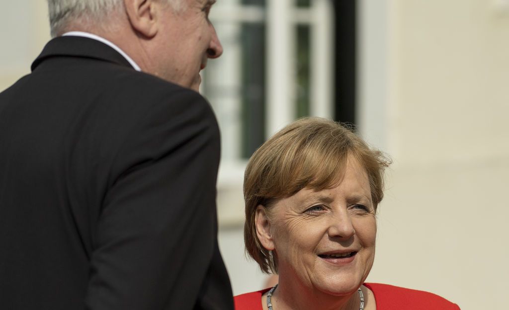 DPA: Saksassa sorvattiin sopuratkaisu - Seehofer jatkaa ministerinä