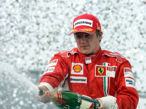 Kimi Räikkönen pääsi tuulettamaan F1-sarjan maailmanmestarina pian 28-vuotispäivänsä jälkeen lokakuussa 2007.