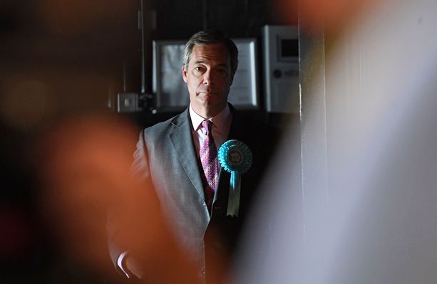 Brexit-puolueen johtaja Nigel Farage sai pirtelöstä.