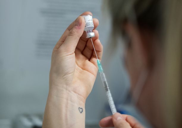 Asiantuntijat eivät ole vielä varmoja siitä, kuinka hyvin olemassa olevat rokotteet toimivat uutta varianttia vastaan. 