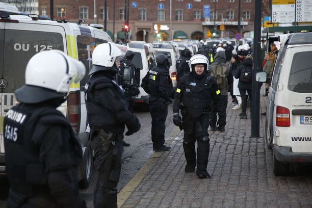 Poliisi varautui joukonhallintatehtäviin viime itsenäisyyspäivänä Helsingissä.