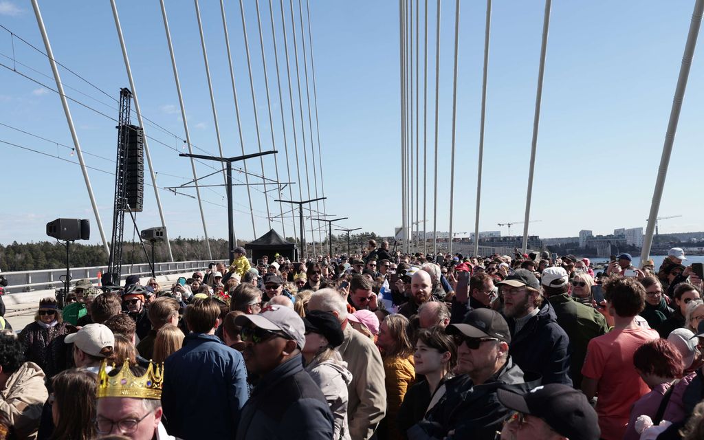Hurja ruuhka Suomen pisimmällä sillalla – Näin paljon ihmisiä oli