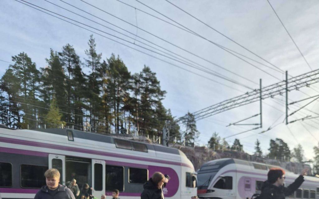 Matkustajat evakuoitiin junasta Espoossa: ”Lankoja on katolla”