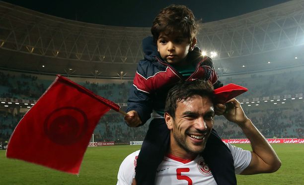 Tunisian Oussama Haddadi otti myös poikansa mukaan juhlimaan MM-kisapaikkaa.