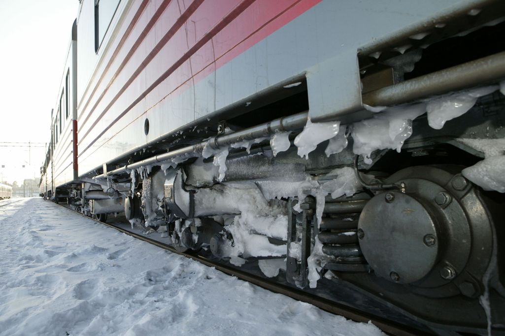 Juna törmäsi puihin: Yli 300 matkustajaa jumissa keskellä metsää Savon radalla