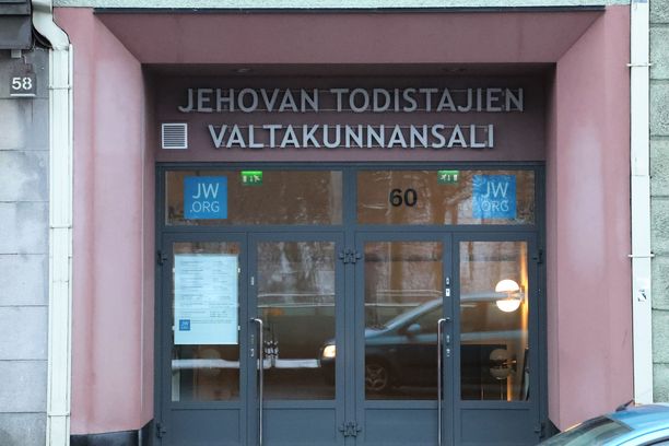 Jehovan todistajien organisaation toiminta on kielletty Venäjällä. Kuvituskuva suomalaisesta valtakunnan salista. 