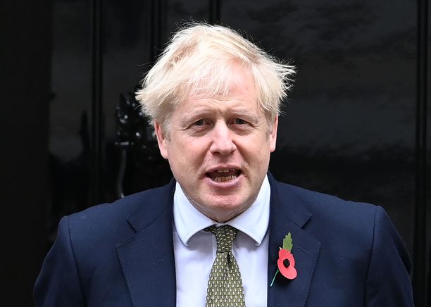 Boris Johnson ilmoitti lauantaina laajasta koronasulusta.
