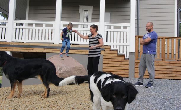 Marika Lievejärvi ja Janne Virtanen rakensivat uuden kodin palaneen paikalle. Juho oli tulipalon tapahtuessa 2-vuotias. Nyt reipas pikkumies täyttää 4. Eläinrakkaassa perheessä on kaksi uutta koiraa; Tähkä ja Iivo.