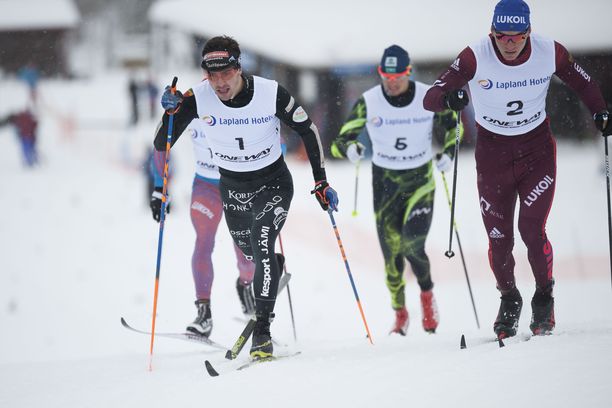 Ristomatti Hakola (vas.) ja Aleksandr Bolshunov hiihtivät Oloksen tykkikisoissa vuonna 2017. 