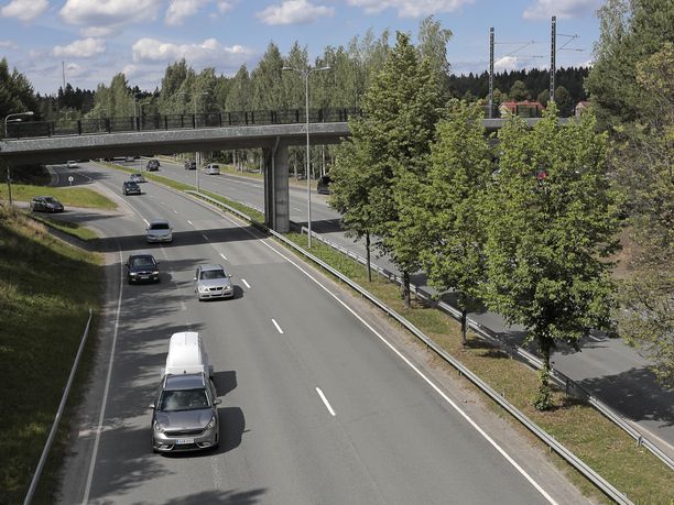 Liikennettä Tampereen ohitustiellä.
