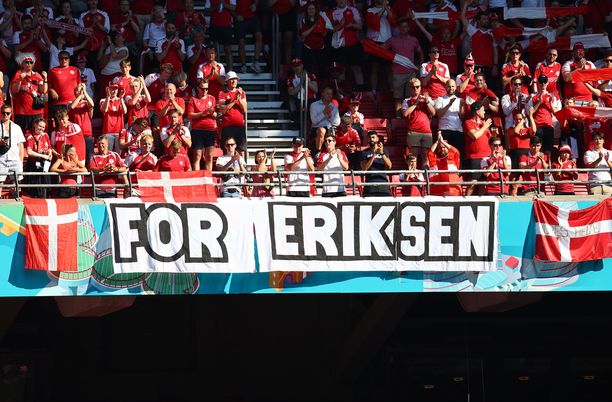 Christian Eriksen sai kannustusta jalkapallofaneilta.