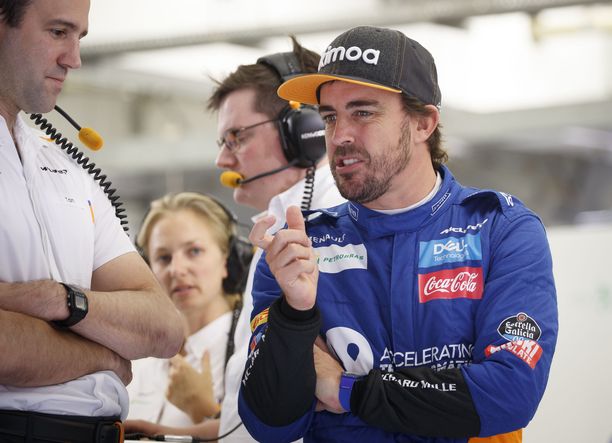 Fernando Alonso kävi testaamassa McLarenin F1-autoa Bahrainissa. 
