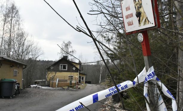 Poliisi tutki Anderssonin taloa Vantaalla keväällä.