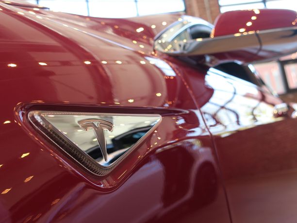 Kolme vuotta vanhasta Tesla Model S:stä olisi hyvitetty vain reilut 50 000 euroa, kun uutena auto maksoi yli 130 000 euroa. Kuvituskuva.