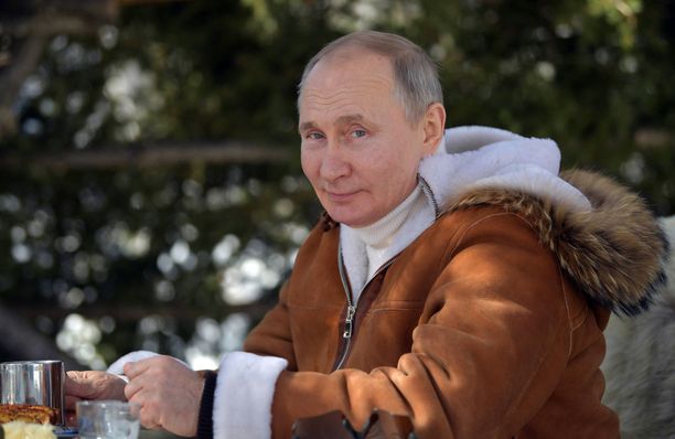 Kreml julkaisi Putinista uusia kuvia vain päiviä ennen kyselyä. Kenties ne siivittivät presidentin jälleen kerran äänestyksen voittoon.