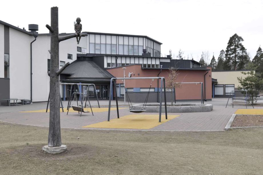 Lapsi kuoli leikeissä koulun pihalla – Hätäkeskus sai lohduttoman puhelun  kello 9.19