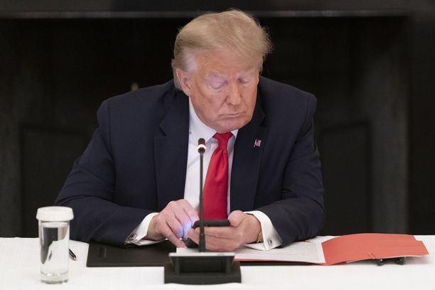 Yhdysvaltain presidentti Donald Trump käytti puhelintaan Valkoisessa talossa järjestetyssä kokouksessa kesäkuussa 2020. 