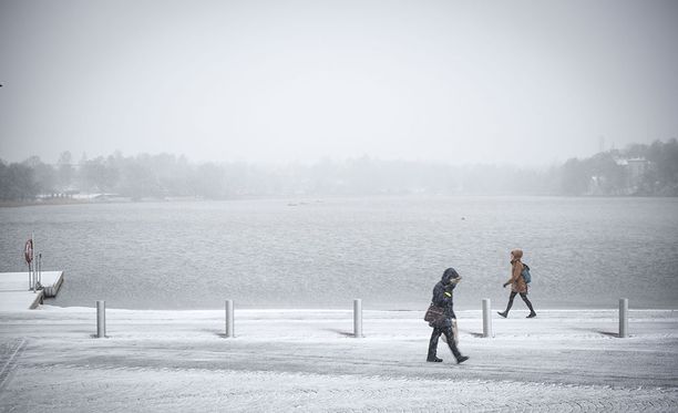 Lumipyry kiusasi kansaa Helsingissäkin.