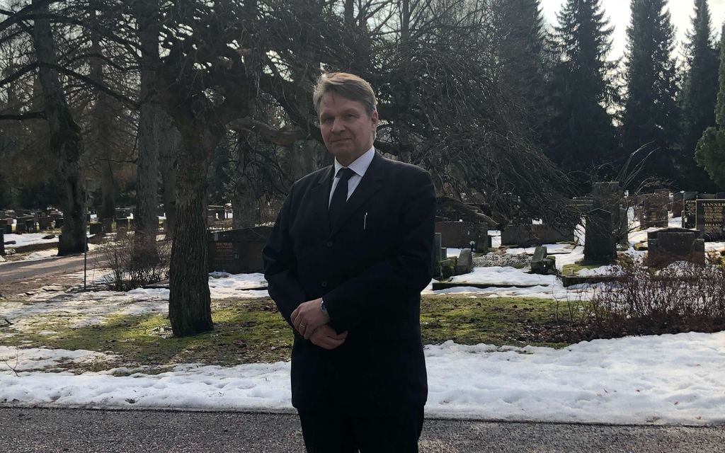 Muusikko soitti haudan äärellä, kun yhtäkkiä tapahtui kamala sattumus – Kaikki säikähtivät