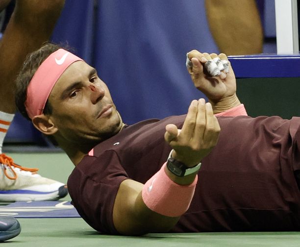 Rafael Nadal campesi voittoon kävetsäsä erässä.