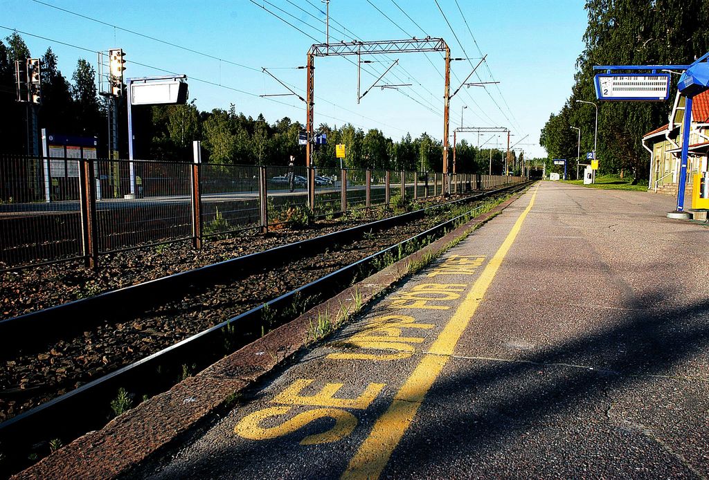 Teinijengi pieksi ryöstön uhrin Kauniaisten asemalla – tyrkättiin junaraiteille