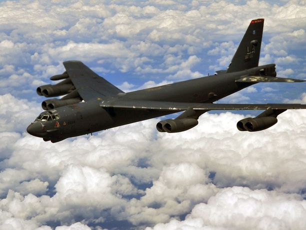 Sotaratsu. Strateginen pommikone B-52 Stratofortress on lentänyt Yhdysvaltain ilmavoimissa 1950-luvulta, ja sen tarina jatkunee pitkälle tulevaisuuteen.