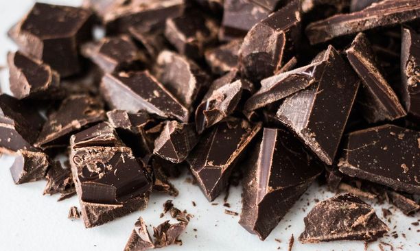 Suklaan kannattaa antaa sulaa hitaasti suussa, jotta sen maut avautuvat.