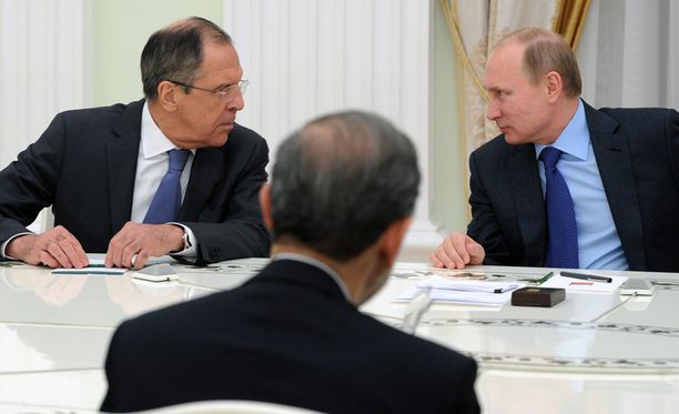 Vladimir Putin keskustelee kuvassa Sergei Lavrovin kanssa.
