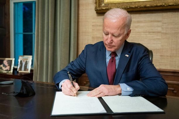 Tätä moni kuvittelee presidentin työn olevan. Biden allekirjoitti presidentin määräyksen työhuoneessaan maaliskuussa.