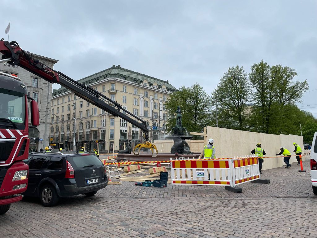 Kuvat: Suihkulähteet pantiin piiloon Helsingissä ja Tampereella
