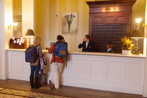Aamiainen ei aina kuulu hotellihuoneen hintaan. Silloin kannattaa sisäänkirjautumisen yhteydessä kysäistä, onko hotellilla jonkinlaista aamiaistarjousta. Sellaisesta sopimalla voi säästää aamupalan hinnassa.