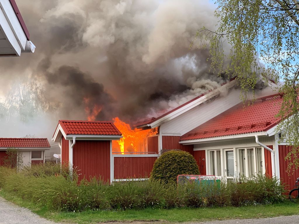 Rivitalo tulessa Tampereella – pelastuslaitos runsain joukoin paikalla