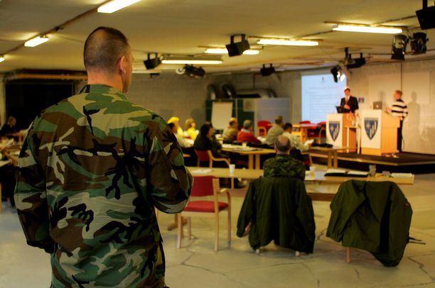 Osapuolet olivat osa Suomen Irakin kriisinhallintojoukkoa. Kuvassa on norjalaisia sotilaita ja siviilejä ennen lähtöä Irakiin.