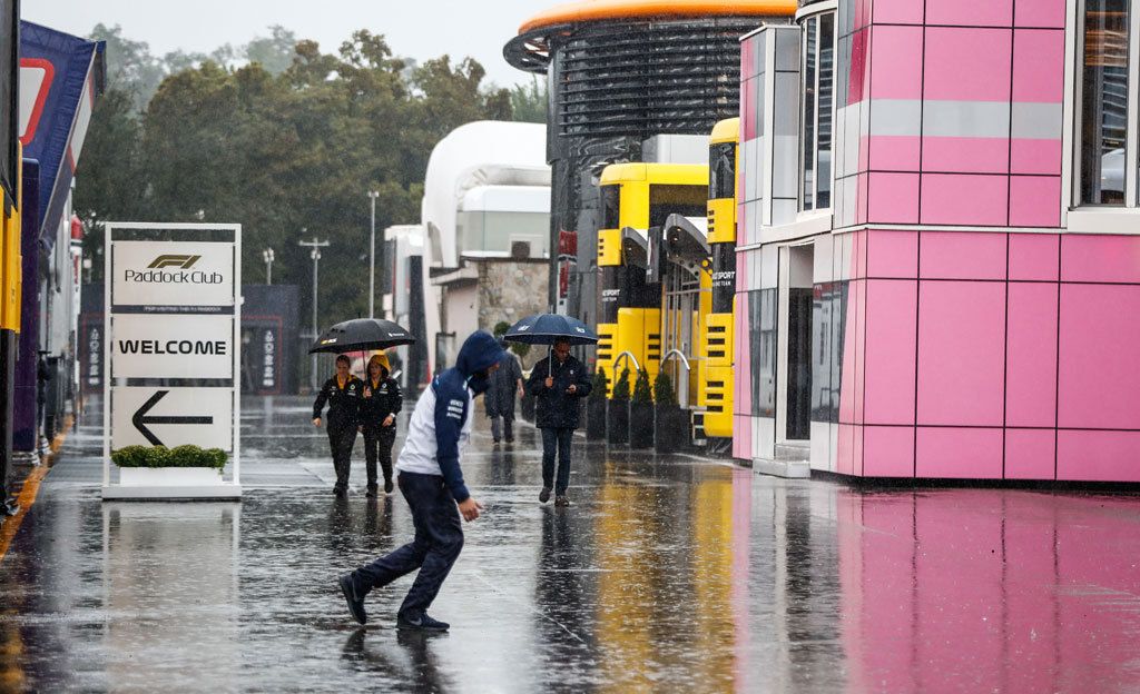 Dramaattiset kuvat: Sadekaaos uhkaa Monzan F1-harjoituksia - vettä tulvi Mercedeksen varikkotiloihin saakka