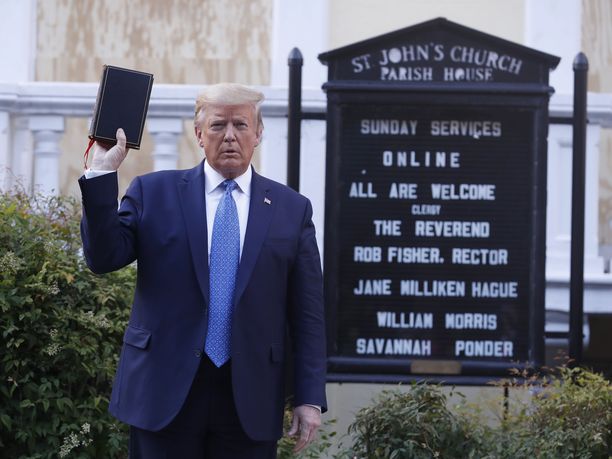 Rauhanomainen mielenosoitus hajotettiin, jotta Trump pääsi ottamaan kuvan raamatun kanssa St. Johnin kirkon edustalla.