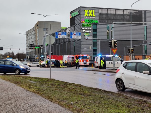 Itäkeskuksessa liikenneonnettomuus - henkilöauto katollaan