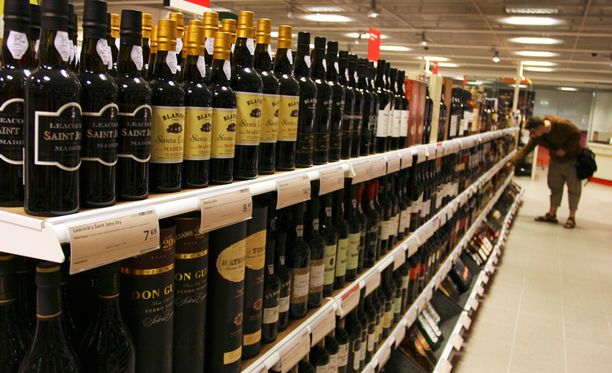 Perussuomalaiset ehdottavat, että viiniä voisi myydä jatkossa myös ruokakaupoissa.