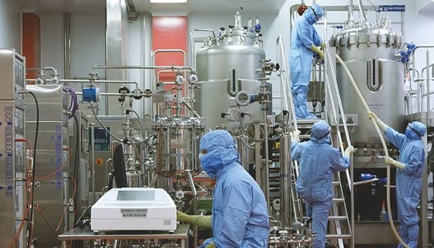 Yksi Serumin tehdas Punessa Intiassa on muutettu tuottamaan Oxfordin yliopiston kehittämää koronarokotetta.