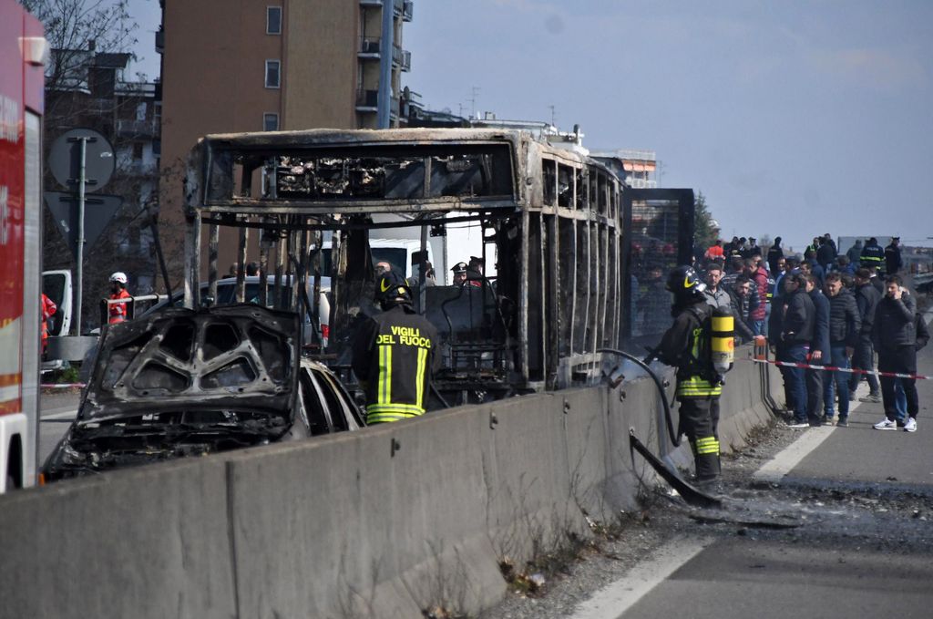 ”Kukaan ei pääse täältä elossa”: Kuljettaja valeli koulubussin bensalla ja sytytti sen tuleen - poliisit pelastivat 51 lasta Italiassa