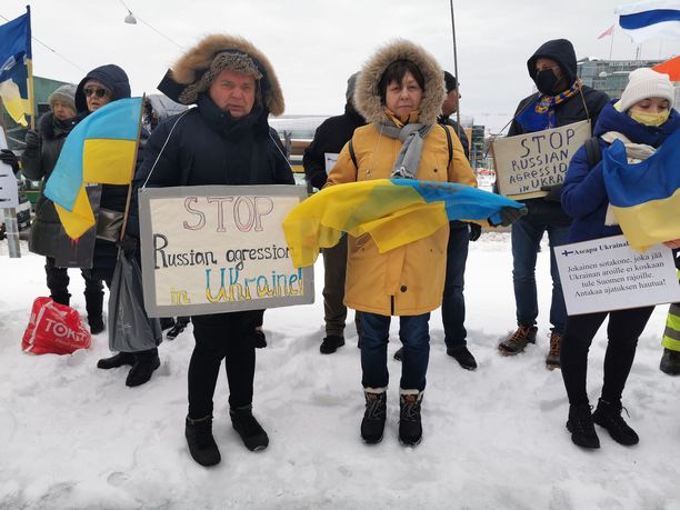 Suomen ukrainalaiset osoittivat mieltään eduskuntatalon edessä