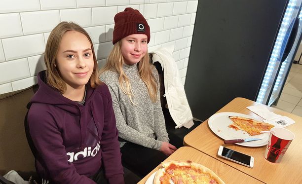 Reetta Holopainen ja Noora Mäkäräinen kuulevat kannabisläppää Juhani Ahon yläkoulun käytävillä.