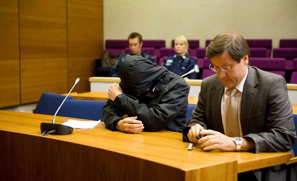 Henkirikoksesta tuomittu mies peitti kasvonsa käräjäoikeudessa vuonna 2011. Vieressä asianajaja Kaarle Gummerus.