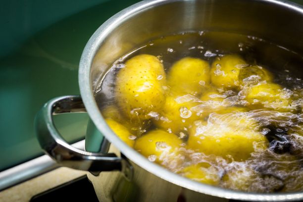 Suurin osa keittää perunat pelkässä suolatussa vedessä, mutta lihaliemi toisi niihin reippaasti enemmän makua.