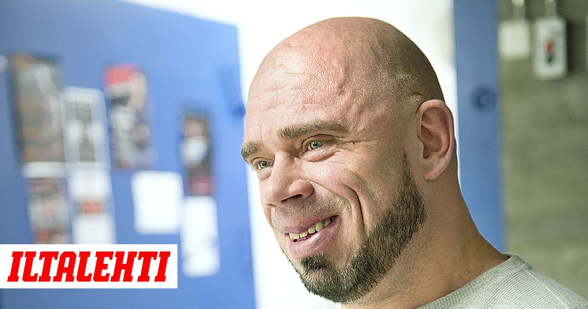 vanha mies syö mustaa pillua