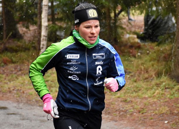 Krista Pärmäkosken harjoituskausi käynnistyi torstaina reilun kolmen viikon loman jälkeen. Hiihtäjä hikoili Lempäälässä maastojuoksutapahtumassa.